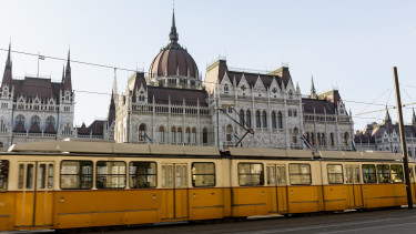 budapest parlament villamos getty stock