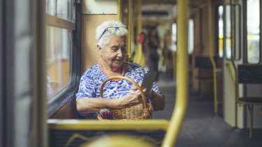 idős nyugdíjas nyugdíj villamos nő getty stock