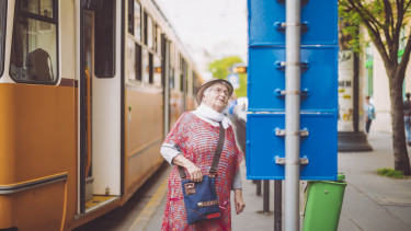 nyugdíjas idős nő villamos budapest getty stock